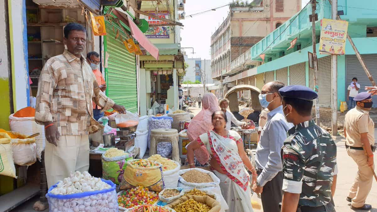 Muzaffarpur DM today has inspected Wholesale and Retail Shops at Gola Road